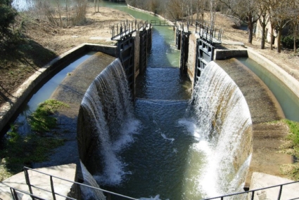 Esclusa Triple De Calahorra De Ribas Con Las Compuertas
