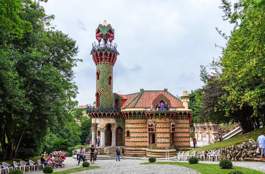 Qué hacer en Comillas: escapada entre naturaleza y modernismo 2 El Capricho De Gaudí